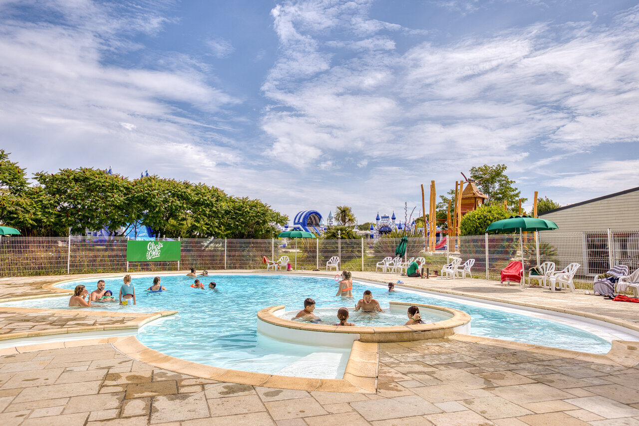 Piscine ext�rieure avec bain � remous et jeux aquatiques au camping CLICOCHIC Trois Ch�nes � Pornichet (44).