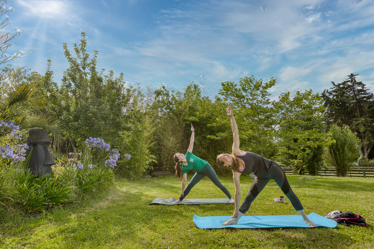 Activit� yoga en plein air au camping CLICOCHIC Trois Ch�nes � Pornichet (44).