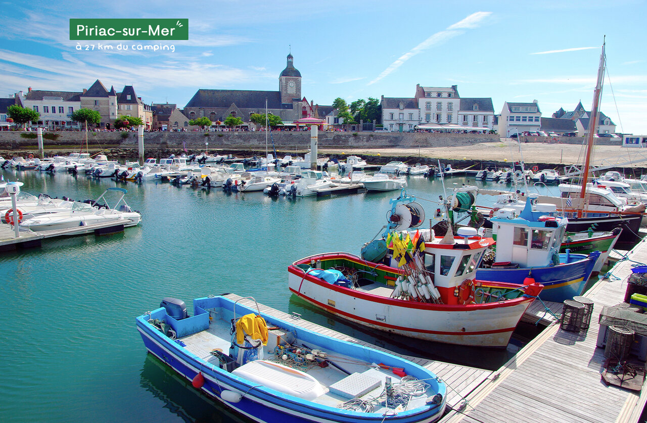 Port de Piriac-sur-Mer en Loire-Atlantique avec bateaux et village historique.