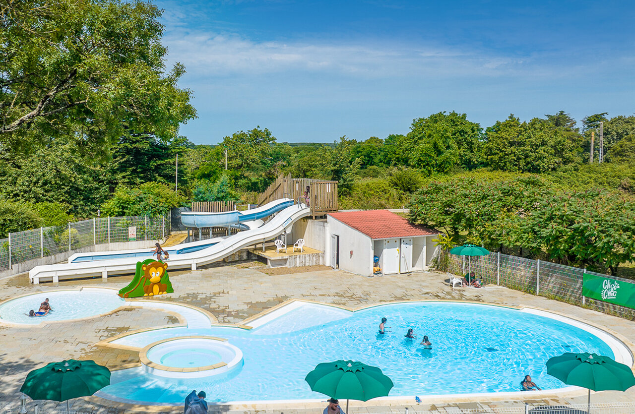 Espace aquatique, toboggans, pataugeoire, jacuzzi au camping CLICOCHIC Trois Ch�nes � Pornichet (44).