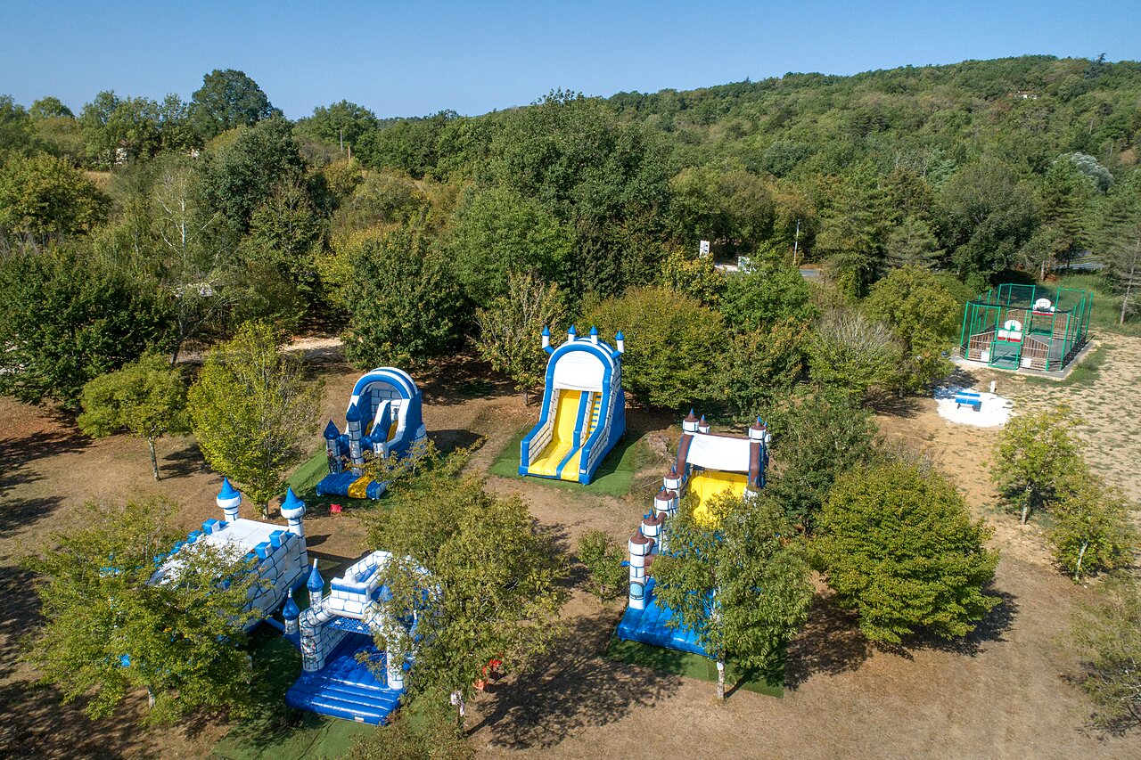 Structures gonflables et terrain multisport au camping CAPFUN Ullule � Tournon d'Agenais (47).