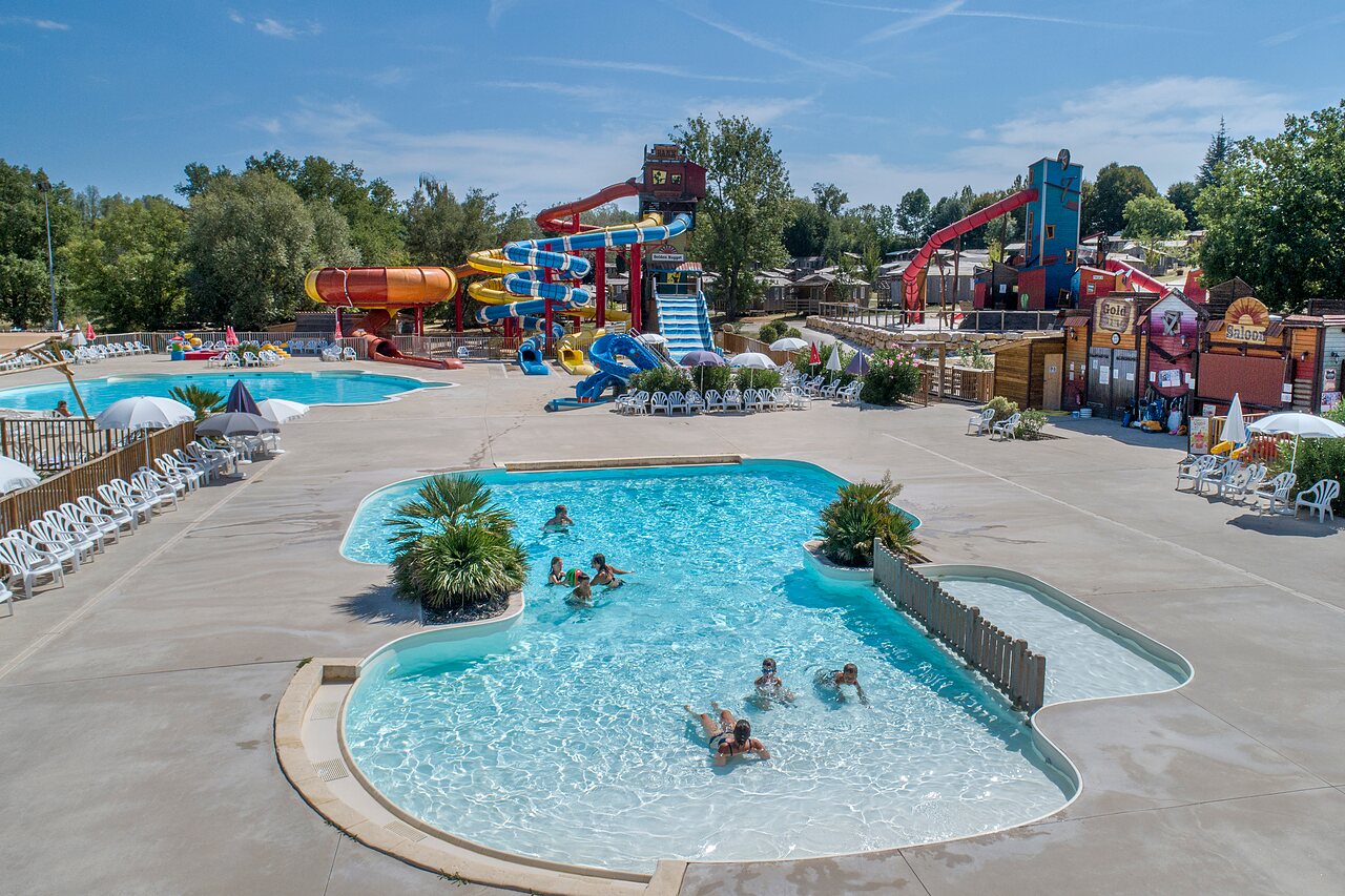Piscines et toboggans aquatiques g�ants au camping CAPFUN Ullule � Tournon d'Agenais (47).