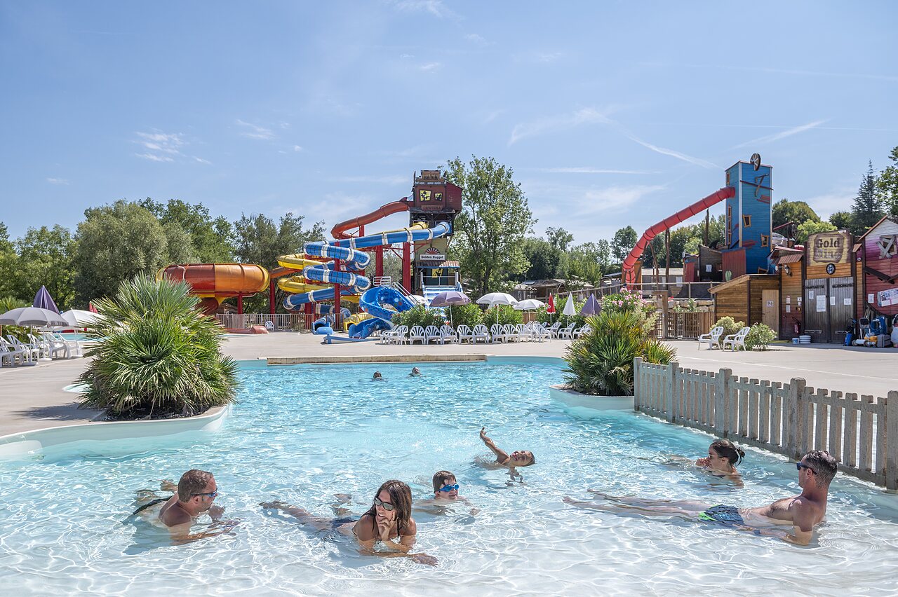 Piscine ext�rieure, toboggans aquatiques et familles au camping CAPFUN Ullule � Tournon d'Agenais.