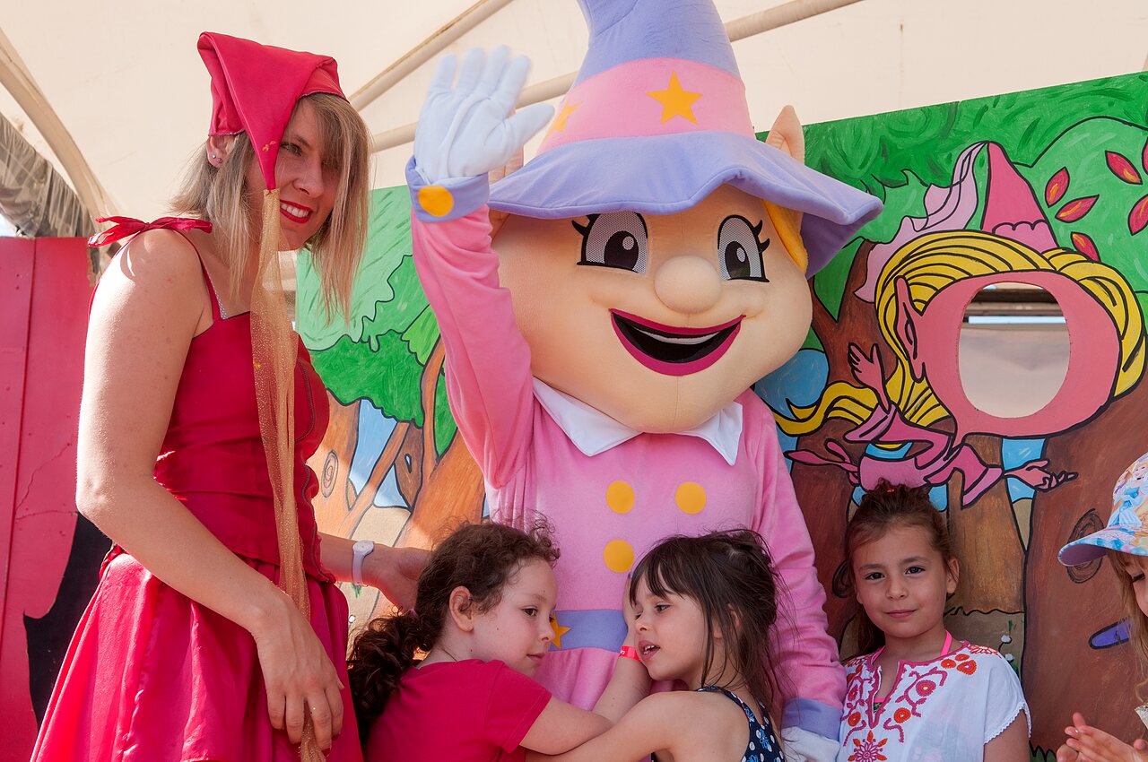 Mascotte et enfants souriants lors d'une animation au camping CAPFUN Ullule (47).