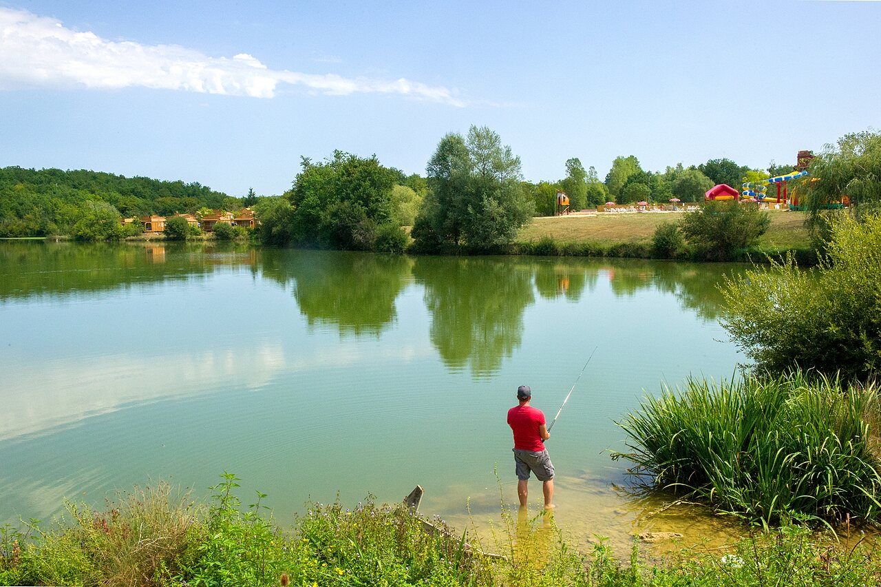 P�cheur dans le lac, nature, jeux au camping CAPFUN Ullule � Tournon d'Agenais (47).