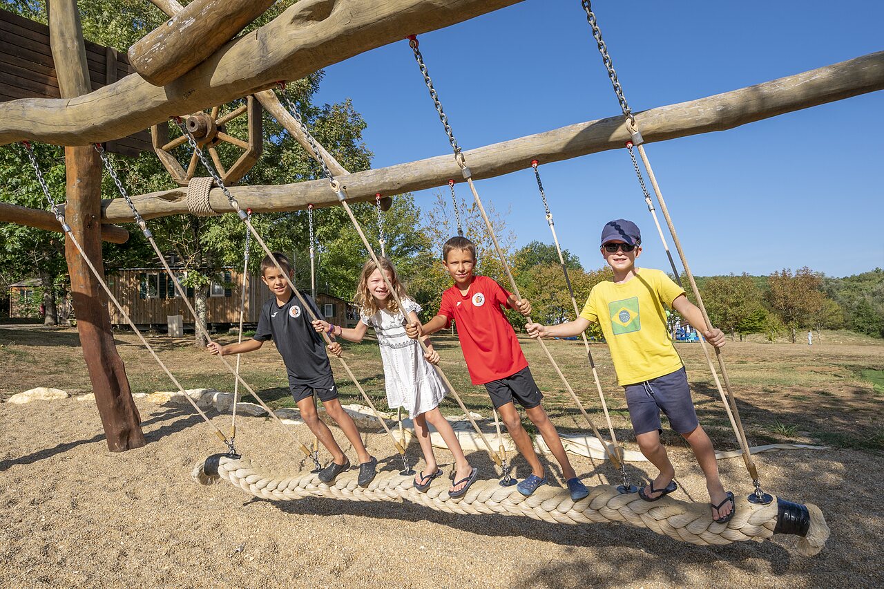 Enfants jouant sur balan�oire g�ante en corde au camping CAPFUN Ullule � Tournon d'Agenais.