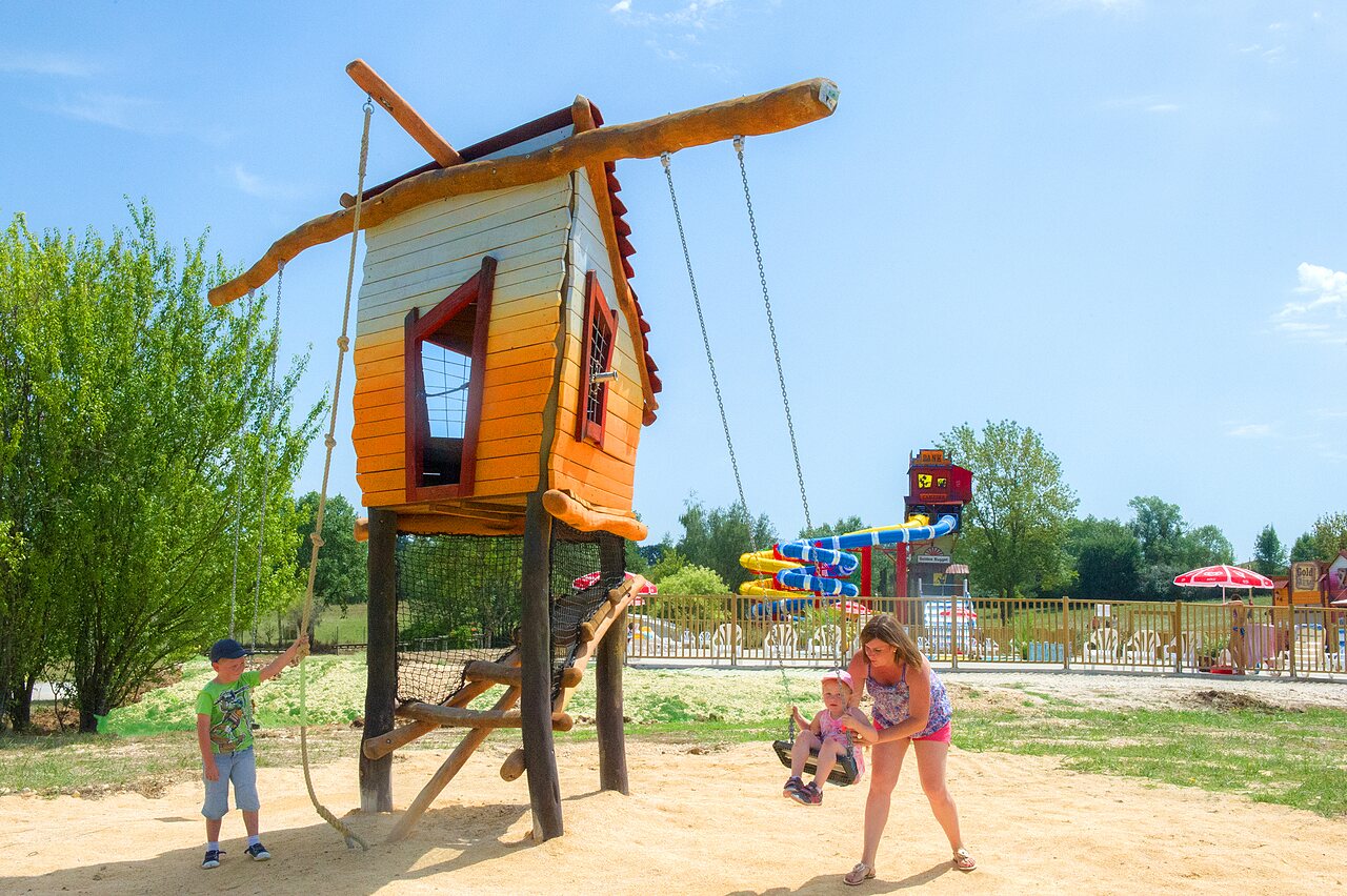 Cabane, balan�oire et jeux aquatiques pour enfants au camping CAPFUN Ullule (47).