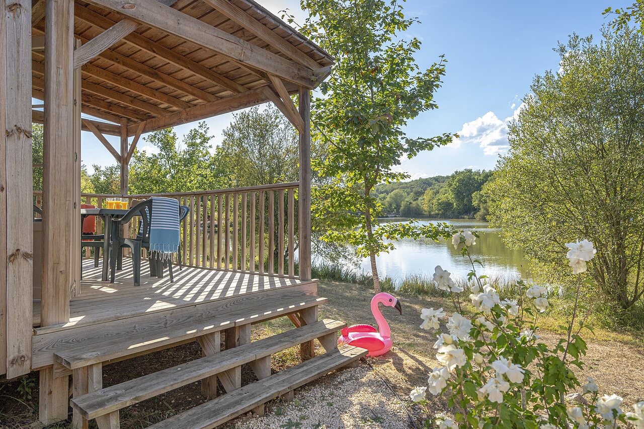Terrasse Mobil-home, vue lac au camping CAPFUN Ullule � Tournon d'Agenais (47).