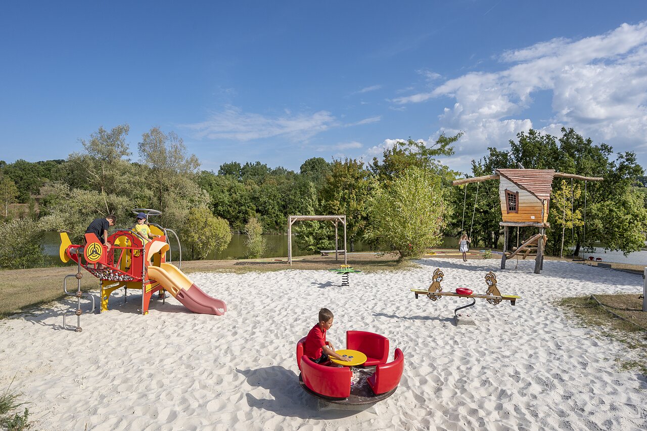 Aire de jeux enfants, toboggan, balan�oires au camping CAPFUN Ullule � Tournon d'Agenais (47).