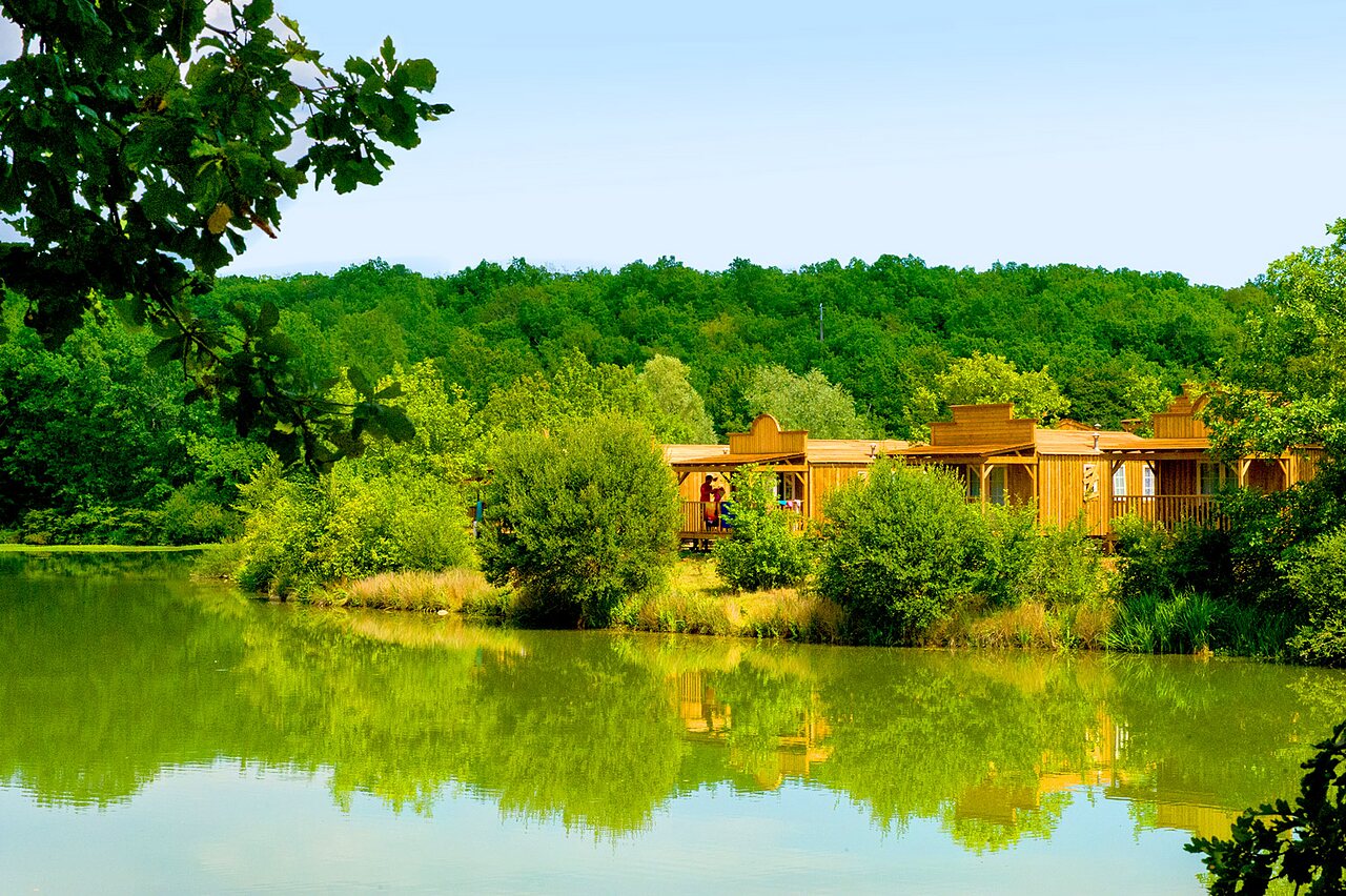 Mobil-homes bois, lac, verdure au camping CAPFUN Ullule � Tournon d'Agenais (47).