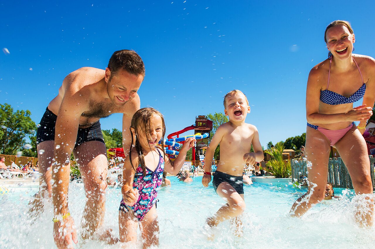 Piscine � vagues, toboggans, famille au camping CAPFUN Ullule � Tournon d'Agenais.