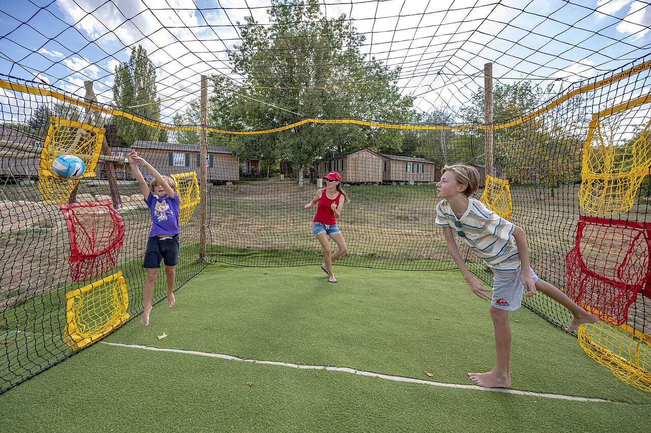 Activit� Home-Ball pour tous au camping CAPFUN Ullule � Tournon d'Agenais (47).