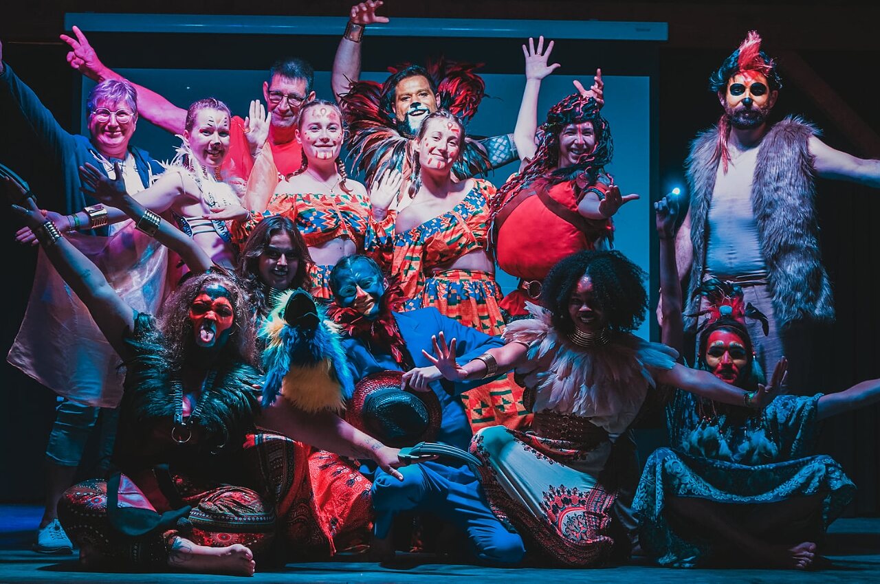 Groupe d'animateurs costum�s et maquill�s sur sc�ne au camping CAPFUN Ullule � Tournon d'Agenais (47).