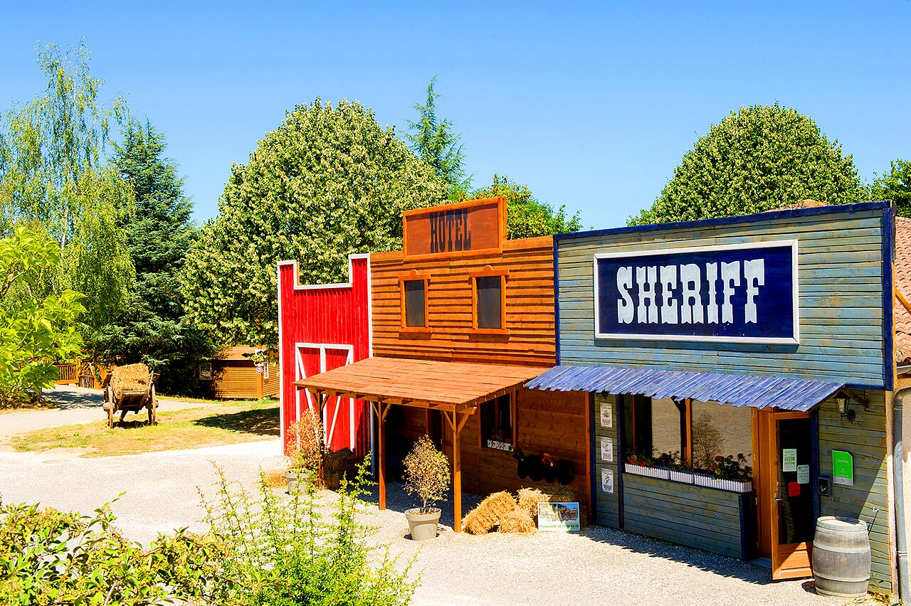 Village Western d�coratif, b�timents Hotel et Sheriff au camping CAPFUN Ullule � Tournon d'Agenais (47).