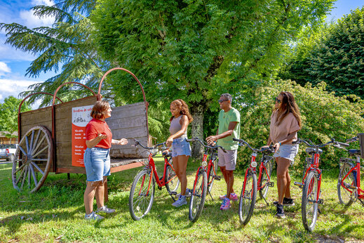 Location de vélos rouges pour famille au camping CAPFUN Ullule à Tournon d'Agenais (47).