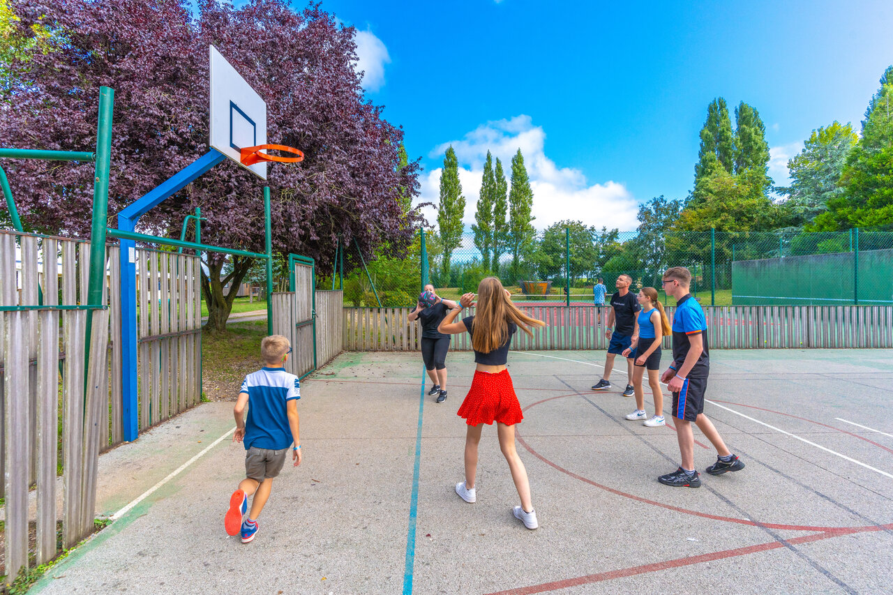 Terrain multisport pour basketball au camping CAPFUN Val d'Authie � Villers sur Authie.
