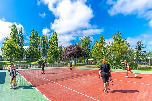 Terrain de tennis avec vacanciers jouant au camping CAPFUN Val d'Authie � Villers sur Authie (80).