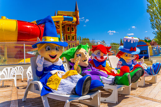 Mascottes souriantes sur chaises, jeux aquatiques, au camping CAPFUN Val d'Authie (80).