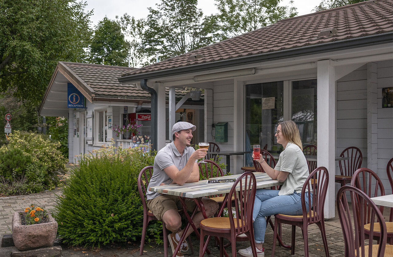 Terrasse de bar, r�ception du camping CLICOCHIC Verte Vall�e � XONRUPT LONGEMER (88).