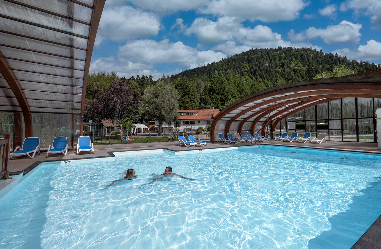 Piscine semi-couverte, nageurs et transats, camping CLICOCHIC Verte Vall�e XONRUPT LONGEMER (88).