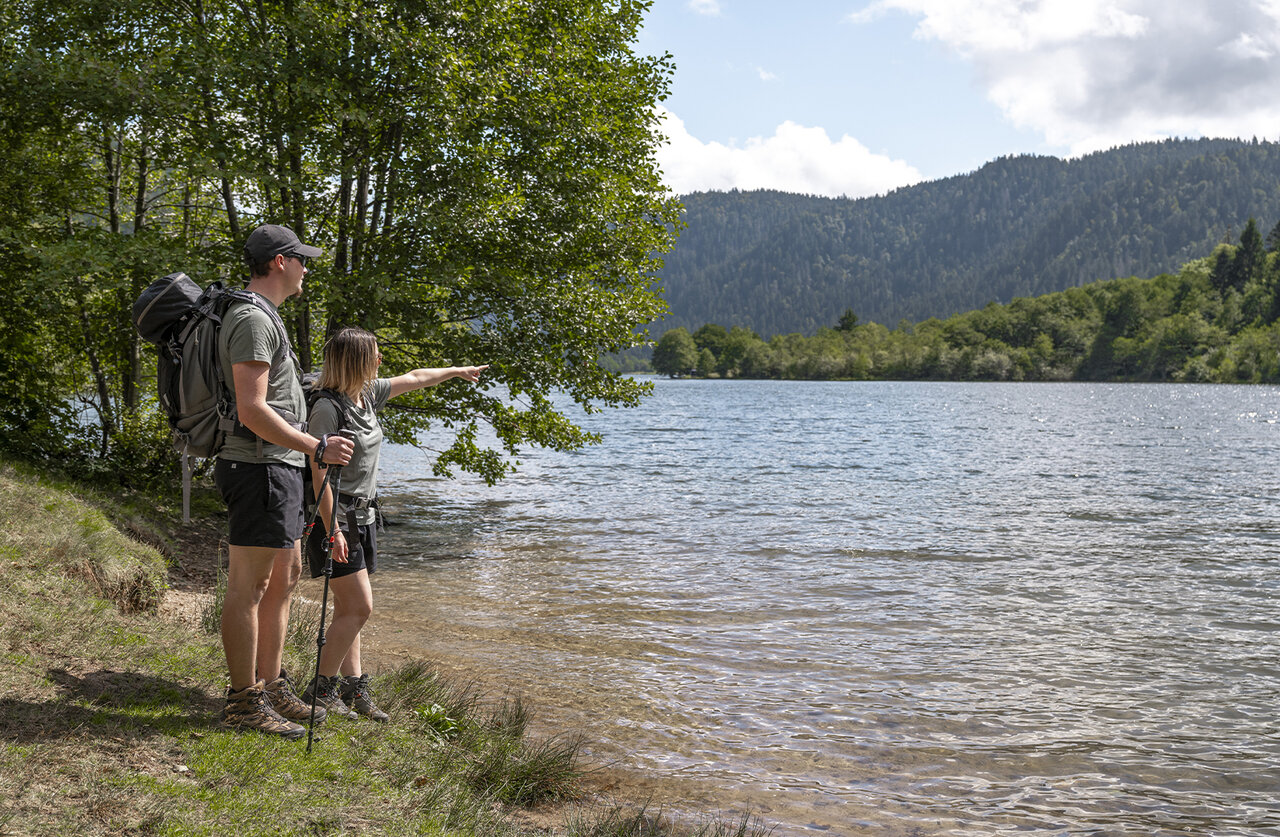Lac de montagne et randonneurs au camping CLICOCHIC Verte Vall�e � XONRUPT LONGEMER.