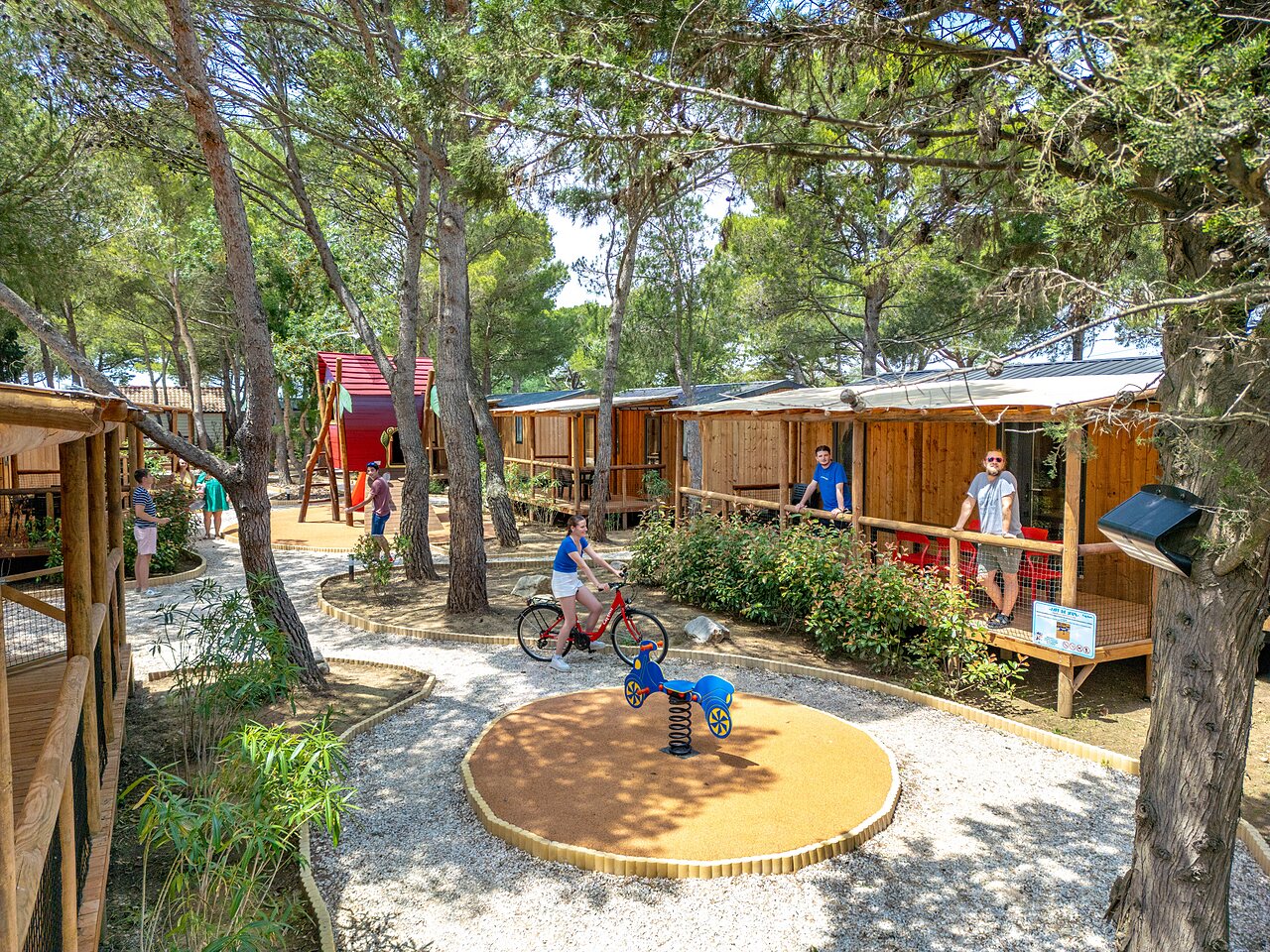 Mobil-homes en bois et aire de jeux enfants au camping CAPFUN Vignes d'Or � Serignan.