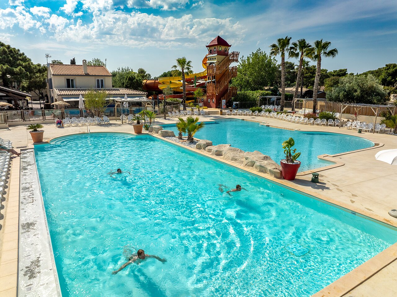 Grand complexe aquatique avec piscines et toboggans au camping CAPFUN Vignes d'Or � Serignan.