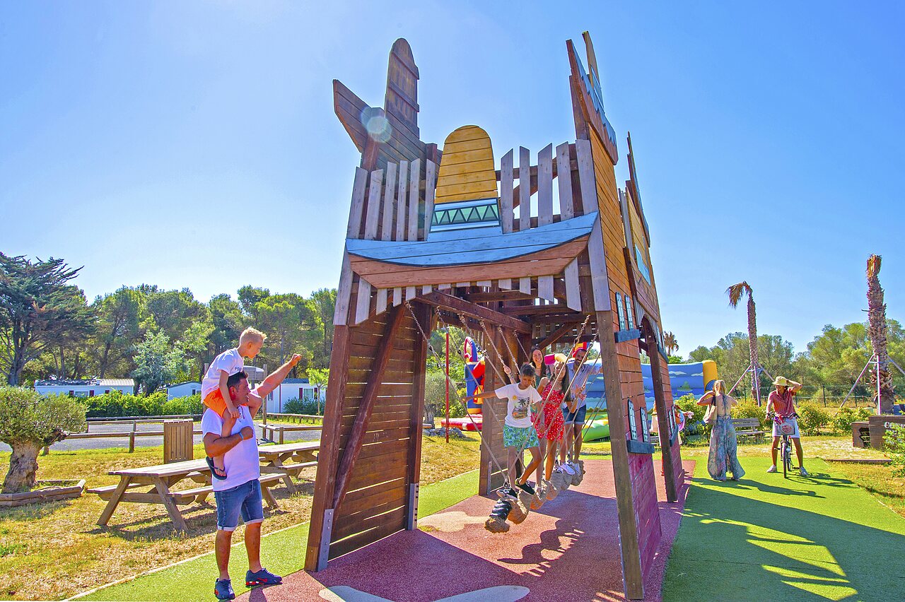 Aire de jeux en bois pour enfants au camping CAPFUN Vignes d'Or Serignan.