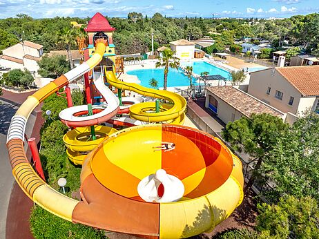 Toboggans aquatiques géants et piscine vus du ciel au camping CAPFUN Vignes d'Or à Serignan.