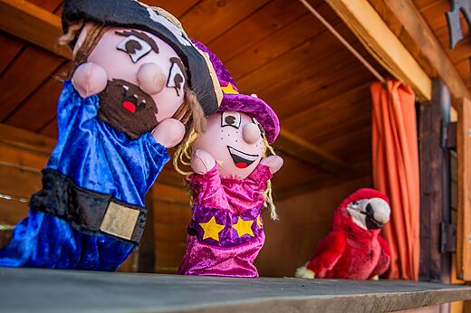 Spectacle de marionnettes avec pirate, sorcière et perroquet au camping CAPFUN Vignes d'Or à Serignan.