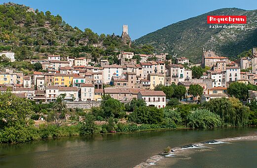 Village médiéval de Roquebrun et la rivière Orb, Hérault, Occitanie.