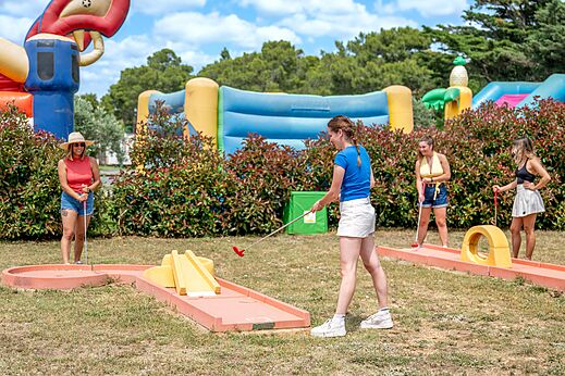 Mini-golf extérieur pour jeunes femmes au camping CAPFUN Vignes d'Or à Serignan.