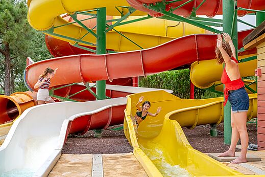 Toboggans aquatiques colorés et enfants s'amusant au camping CAPFUN Vignes d'Or à Serignan.