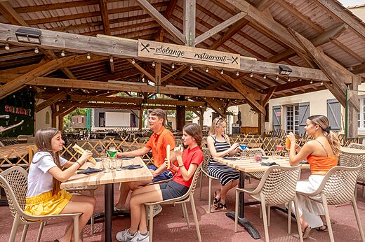Restaurant Solange en terrasse avec convives au camping CAPFUN Vignes d'Or.