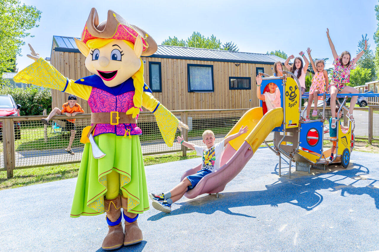 Mascotte et enfants joyeux sur l'aire de jeux au camping CAPFUN Vikings � Saint Jean de la Rivi�re.