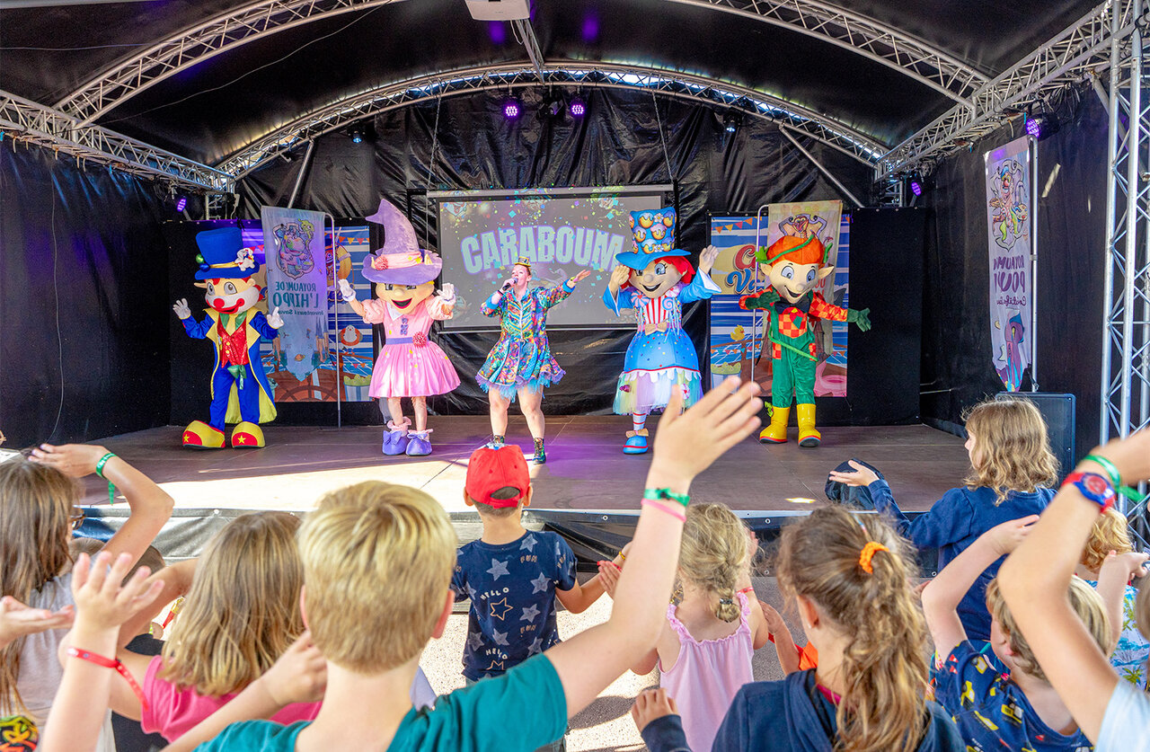 Spectacle Caraboum avec mascottes pour enfants au camping CAPFUN Vikings � Saint Jean de la Rivi�re (50).