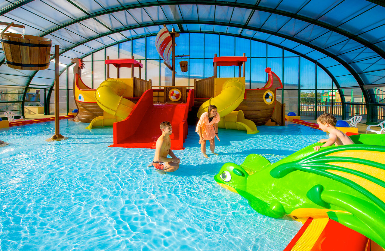 Piscine couverte, jeux aquatiques, toboggans au camping CAPFUN Vikings � Saint Jean de la Rivi�re.