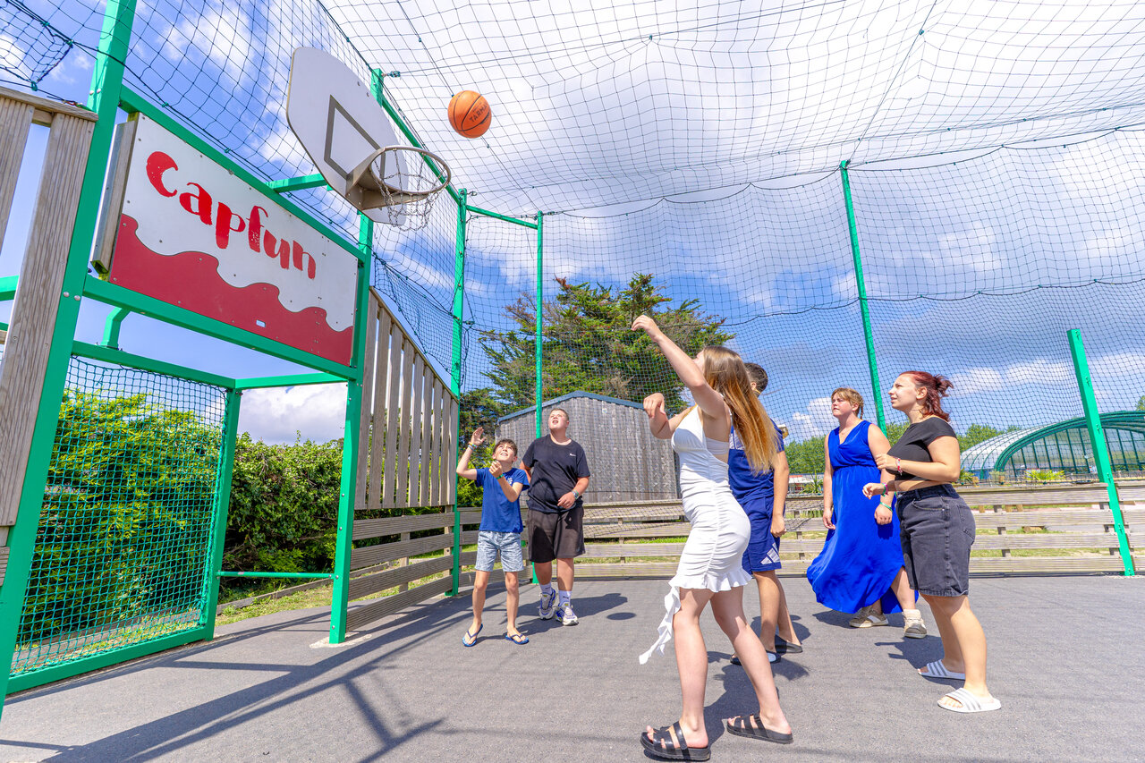 Partie de basketball sur terrain multisport au camping CAPFUN Vikings � Saint Jean de la Rivi�re.