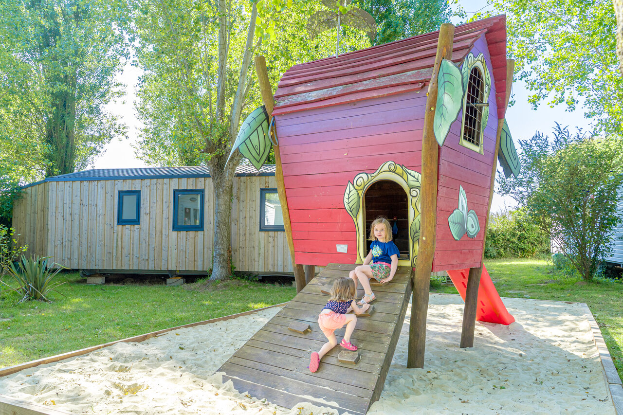 Cabane de jeux pour enfants, Mobil-home au camping CAPFUN Vikings � Saint Jean de la Rivi�re.