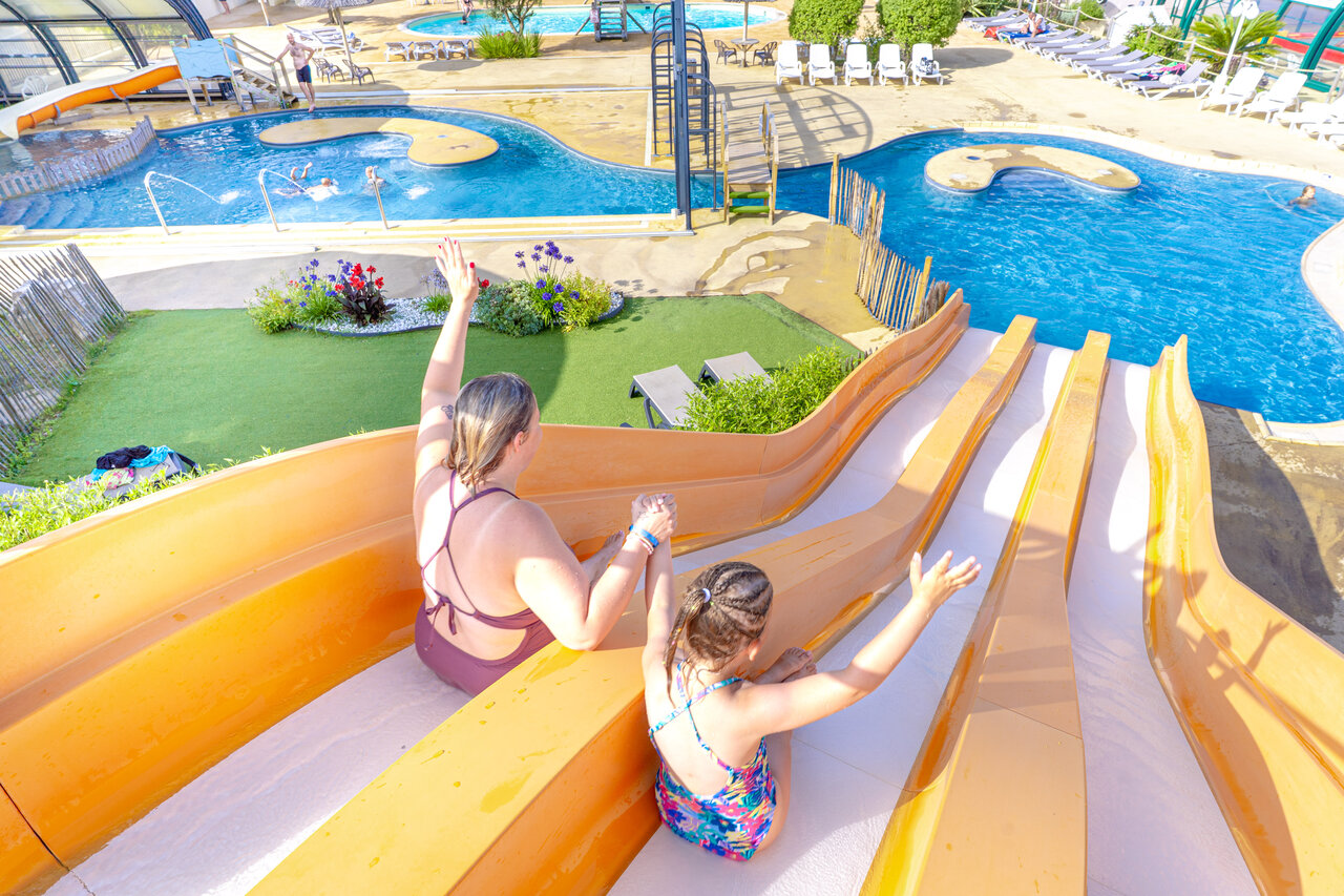 Grande glissade aquatique et piscines ext�rieures au camping CAPFUN Vikings � Saint Jean de la Rivi�re (50).