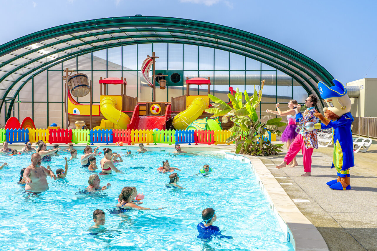 Piscine couverte avec toboggans, jeux aquatiques et animation au camping CAPFUN Vikings � Saint Jean de la Rivi�re (50).