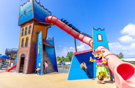 Aire de jeux ch�teau, toboggan g�ant et mascotte au camping CAPFUN Vikings � Saint Jean de la Rivi�re (50).