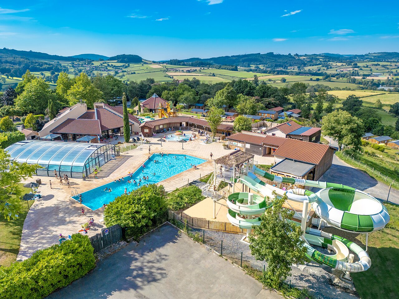 Complexe aquatique, piscines et toboggans au camping CLICOCHIC Village des Meuniers (71).