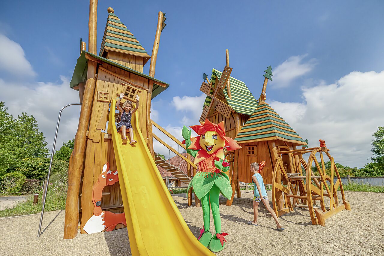 Aire de jeux th�matique, toboggan, mascotte au camping CLICOCHIC Village des Meuniers � Dompierre-les-Ormes (71).