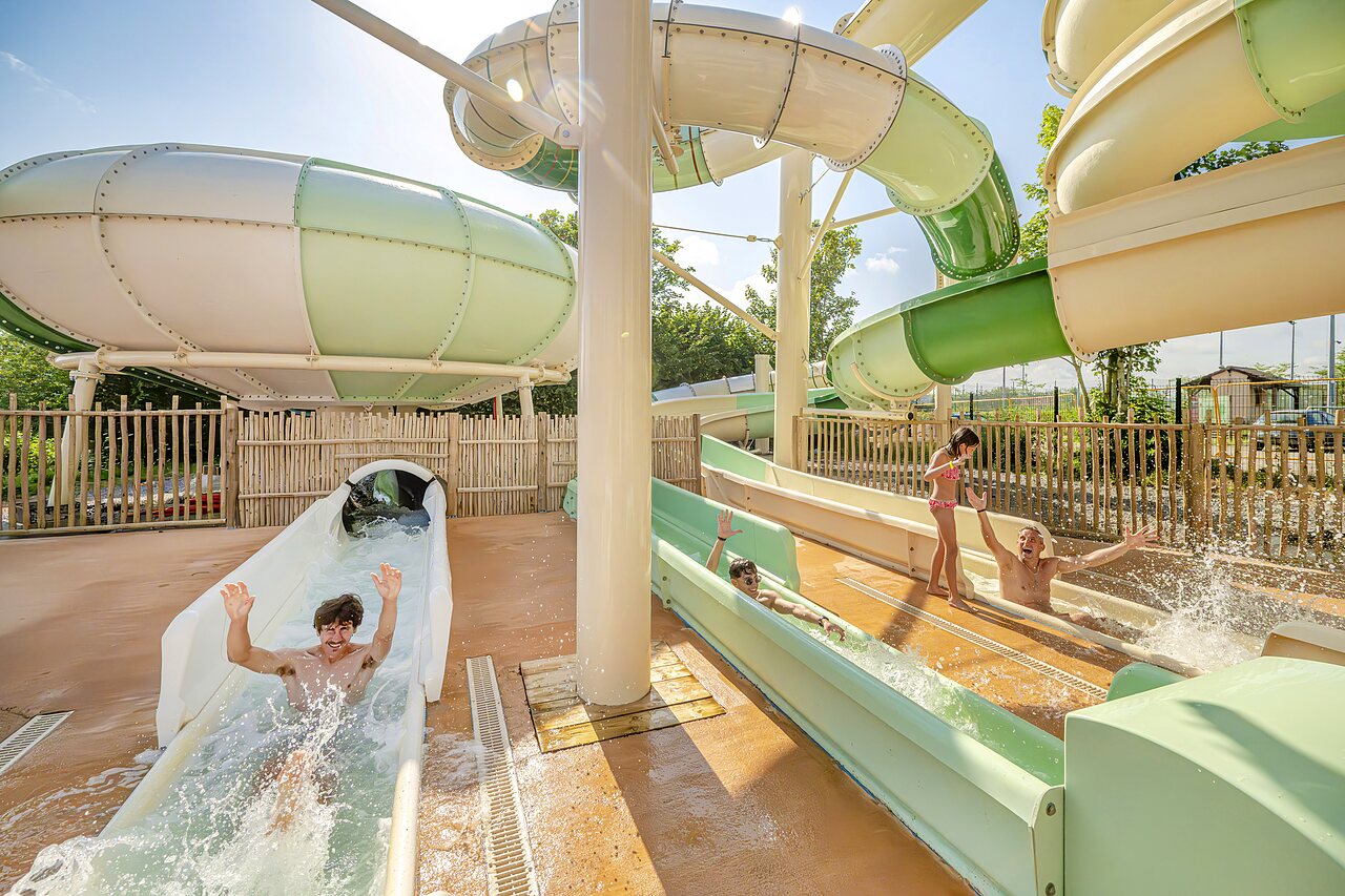 Piscine, toboggans au camping CLICOCHIC Village des Meuniers � Dompierre-les-Ormes (71).