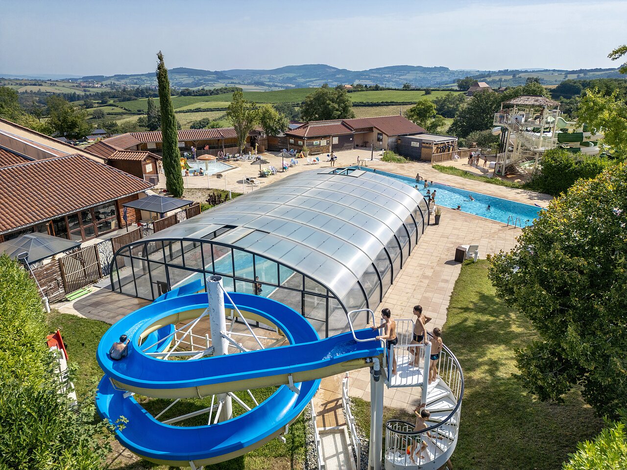 Toboggans aquatiques, piscines ext�rieure et couverte au camping CLICOCHIC Village des Meuniers (71).