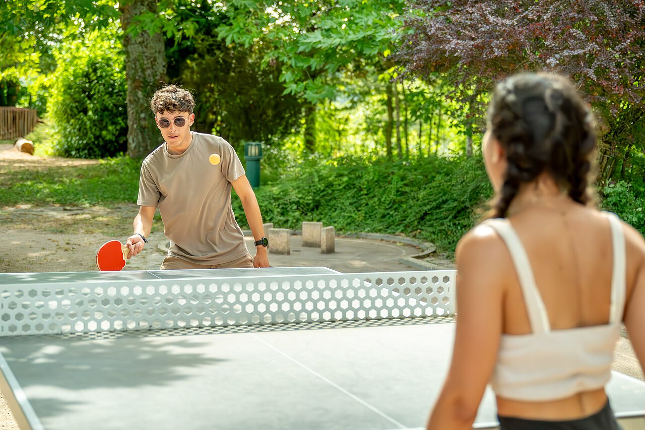 Jeunes jouant au ping-pong sur table ext�rieure au camping CLICOCHIC Village des Meuniers.