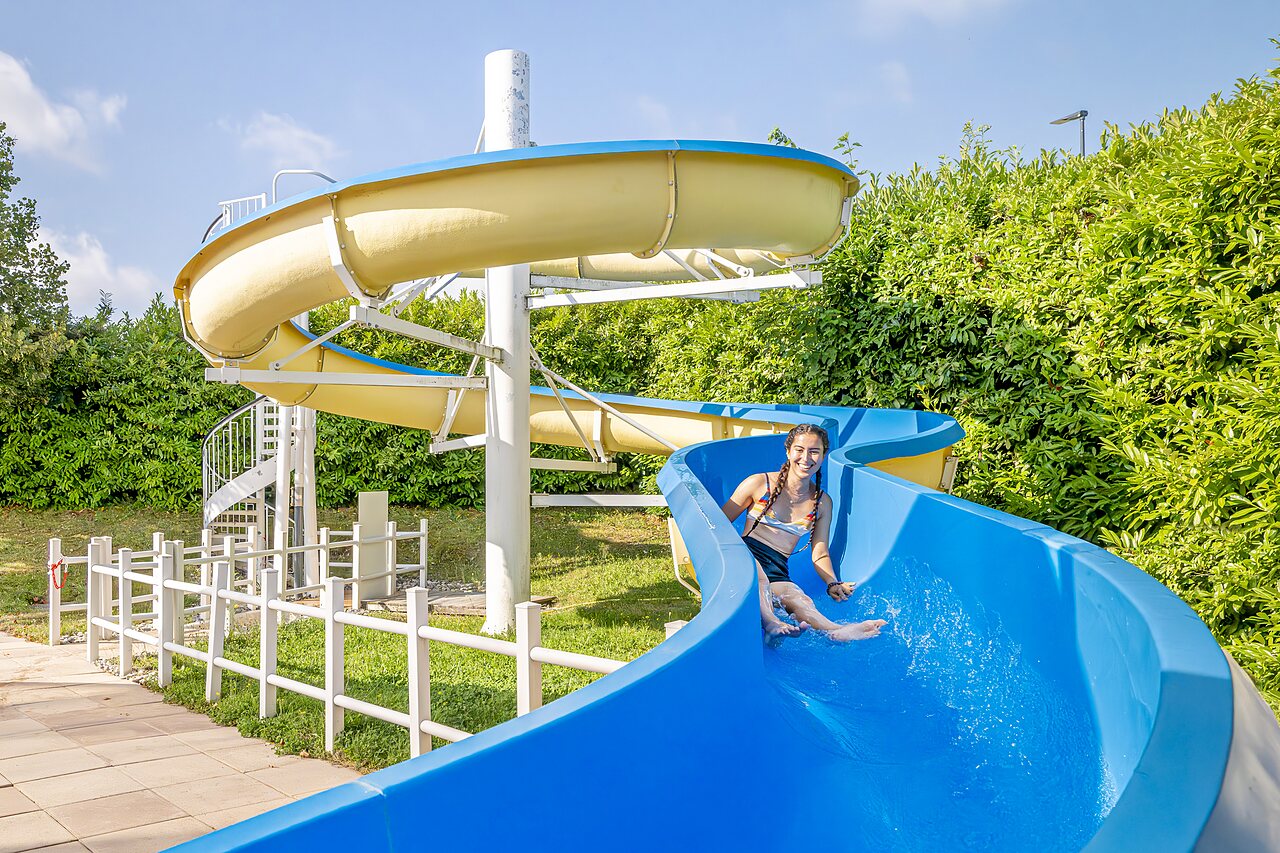 Jeune femme sur toboggan aquatique au camping CLICOCHIC Village des Meuniers � Dompierre-les-Ormes.