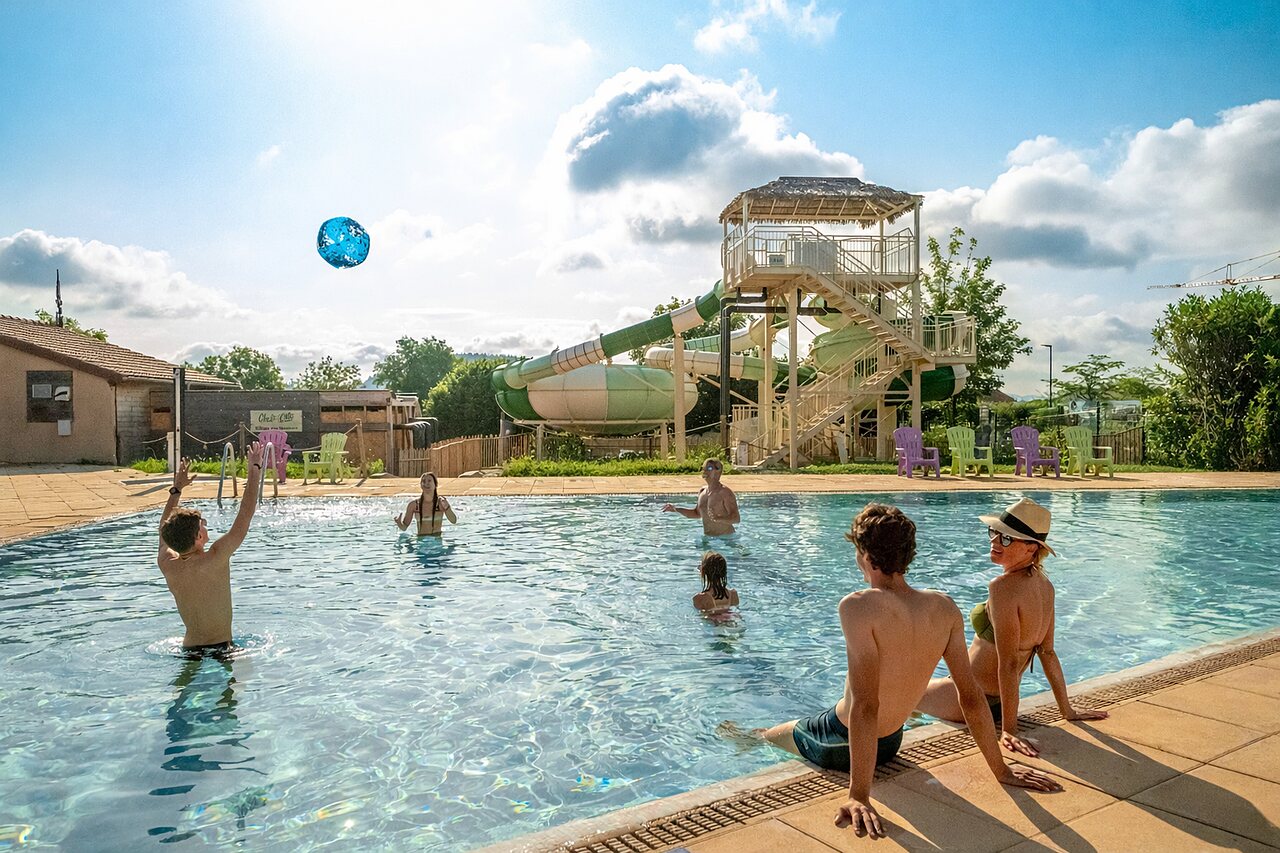 Piscine ext�rieure, toboggan aquatique et baigneurs au camping CLICOCHIC Village des Meuniers (71).