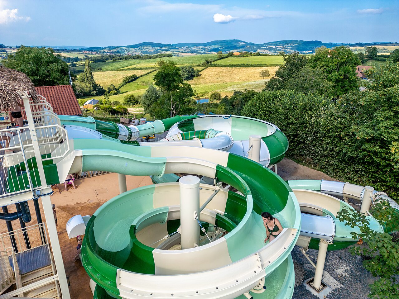 Toboggans aquatiques g�ants, vue panoramique, camping CLICOCHIC Village des Meuniers (71).